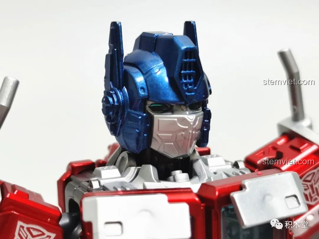 Cận cảnh khuôn mặt của mô hình Blokees 71147 Optimus Prime EX trước khi kích hoạt đèn LED, cho thấy chi tiết sơn và thiết kế tinh xảo.