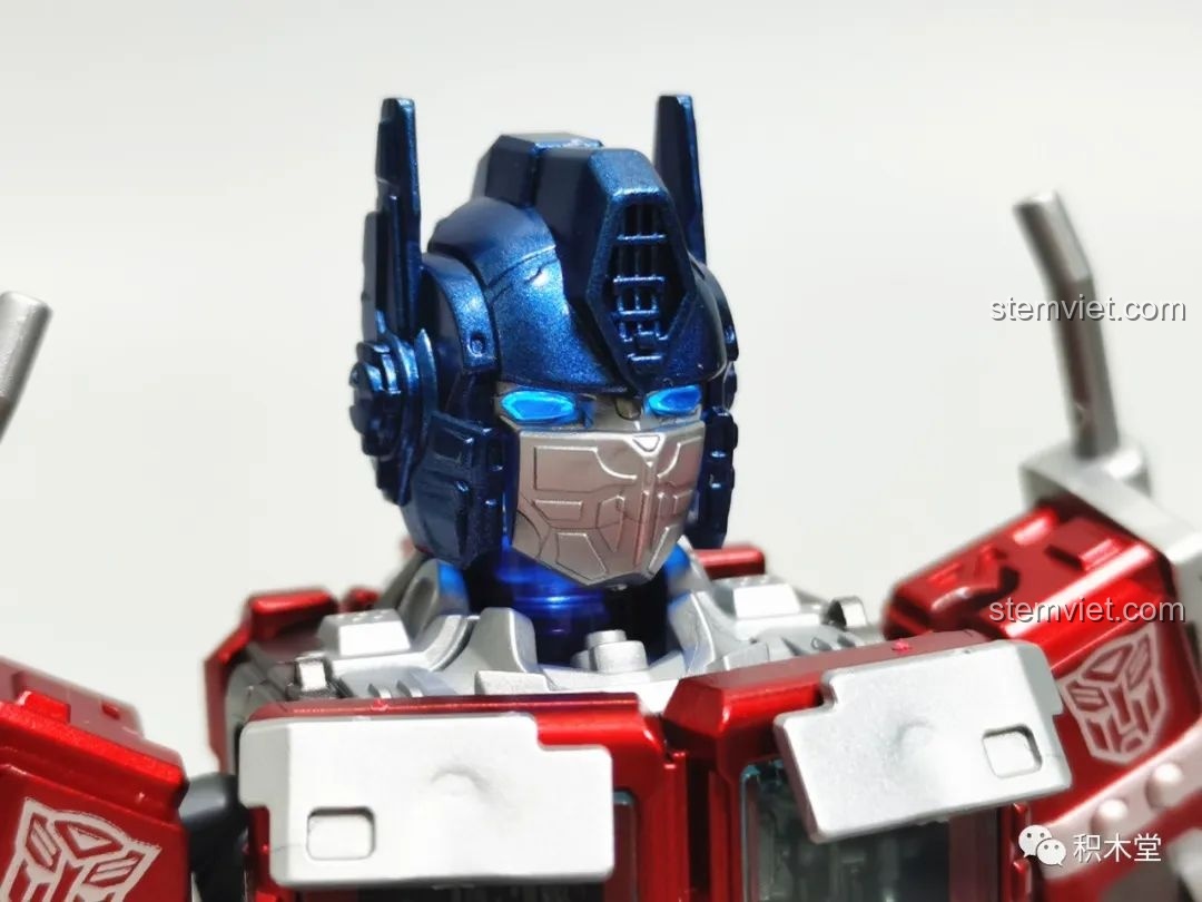 Cận cảnh khuôn mặt của mô hình Blokees 71147 Optimus Prime EX với đôi mắt phát sáng màu xanh dương, tạo hiệu ứng sống động và chân thực.