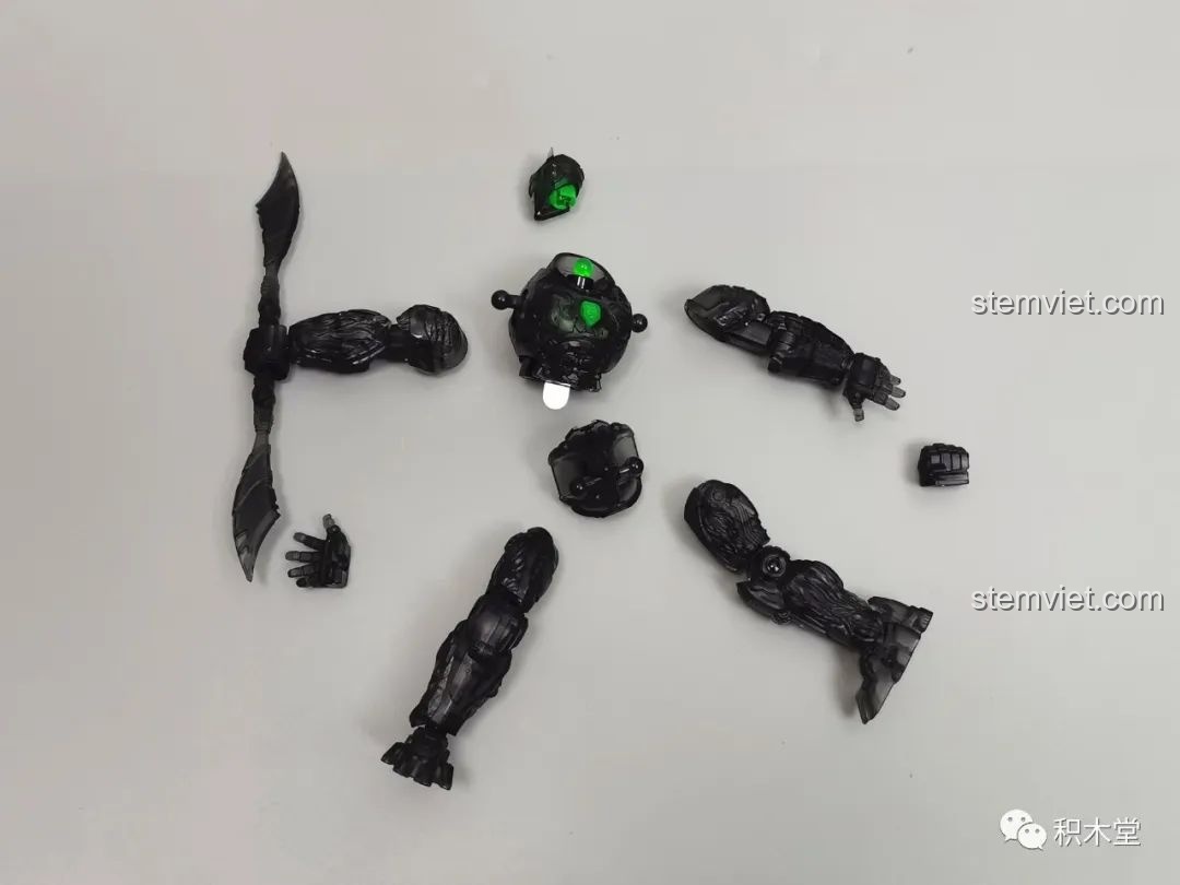 Cận cảnh khuôn mặt của mô hình Blokees 71147 Primal dạng robot với đôi mắt và ngực phát sáng màu xanh lá cây, tạo hiệu ứng ánh sáng ấn tượng.