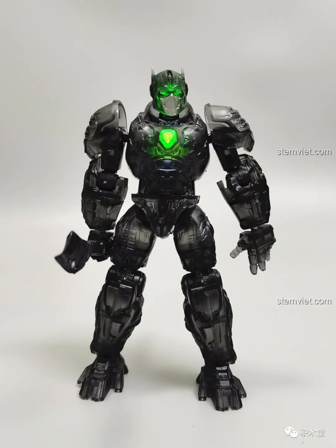 Cận cảnh khuôn mặt của mô hình Blokees 71147 Primal dạng robot với đôi mắt và ngực phát sáng, từ góc nhìn khác, làm nổi bật độ chi tiết và hiệu ứng ánh sáng.