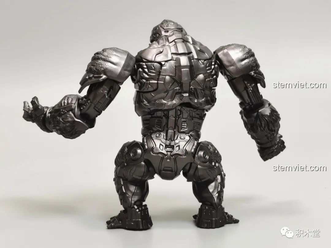 Cận cảnh khuôn mặt của mô hình Blokees 71147 Primal dạng thú với miệng đóng, thể hiện biểu cảm trầm tư và đôi mắt xanh lá cây.