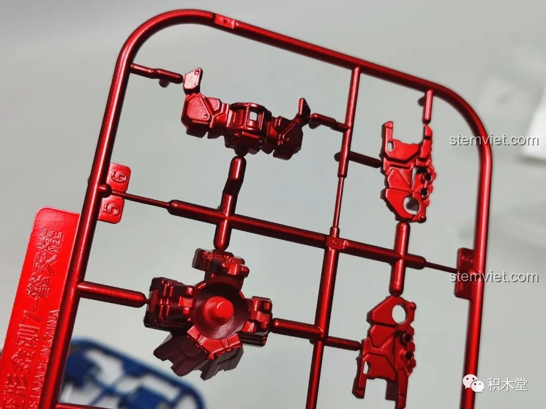 Cận cảnh mảnh ghép màu đỏ của bộ lắp ráp Blokees 71147 Optimus Prime EX, với lớp sơn kim loại đỏ rực và chi tiết tinh xảo.