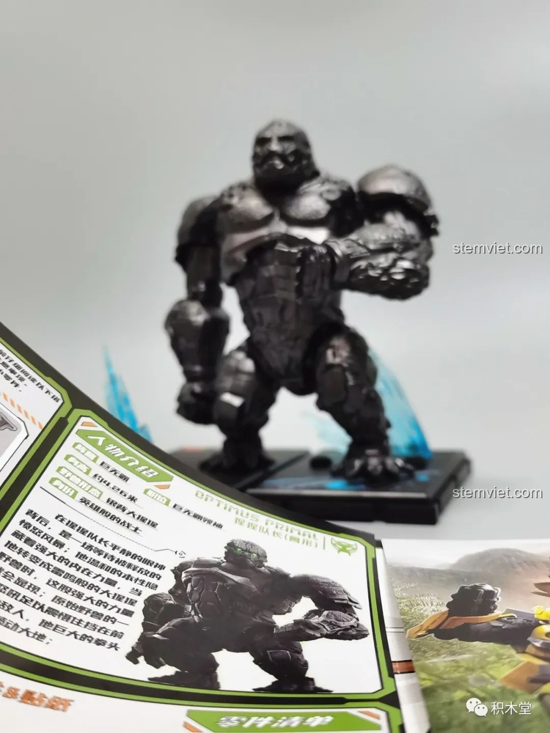 Cận cảnh mảnh ghép trong suốt màu đen của mô hình Blokees 71147 Primal dạng robot, cho thấy chất liệu độc đáo và chi tiết bên trong.