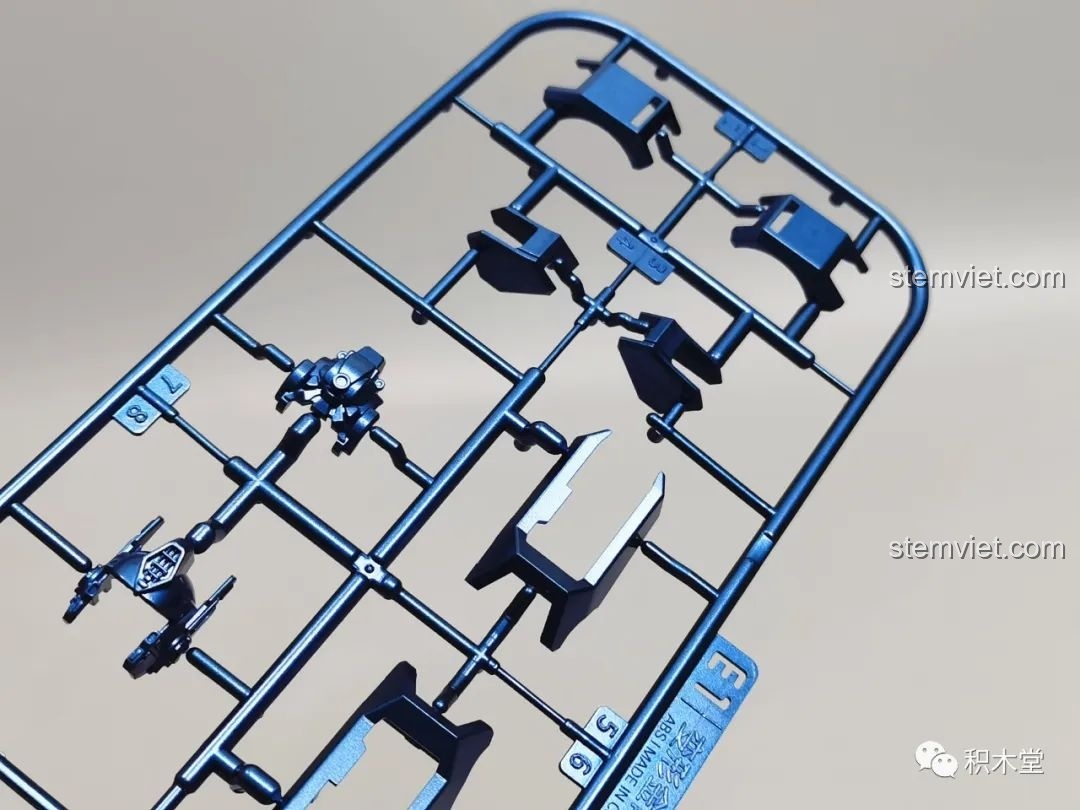 Cận cảnh mảnh ghép màu xanh dương của bộ lắp ráp Blokees 71147 Optimus Prime EX, nổi bật với lớp sơn kim loại cao cấp và chi tiết sắc nét.