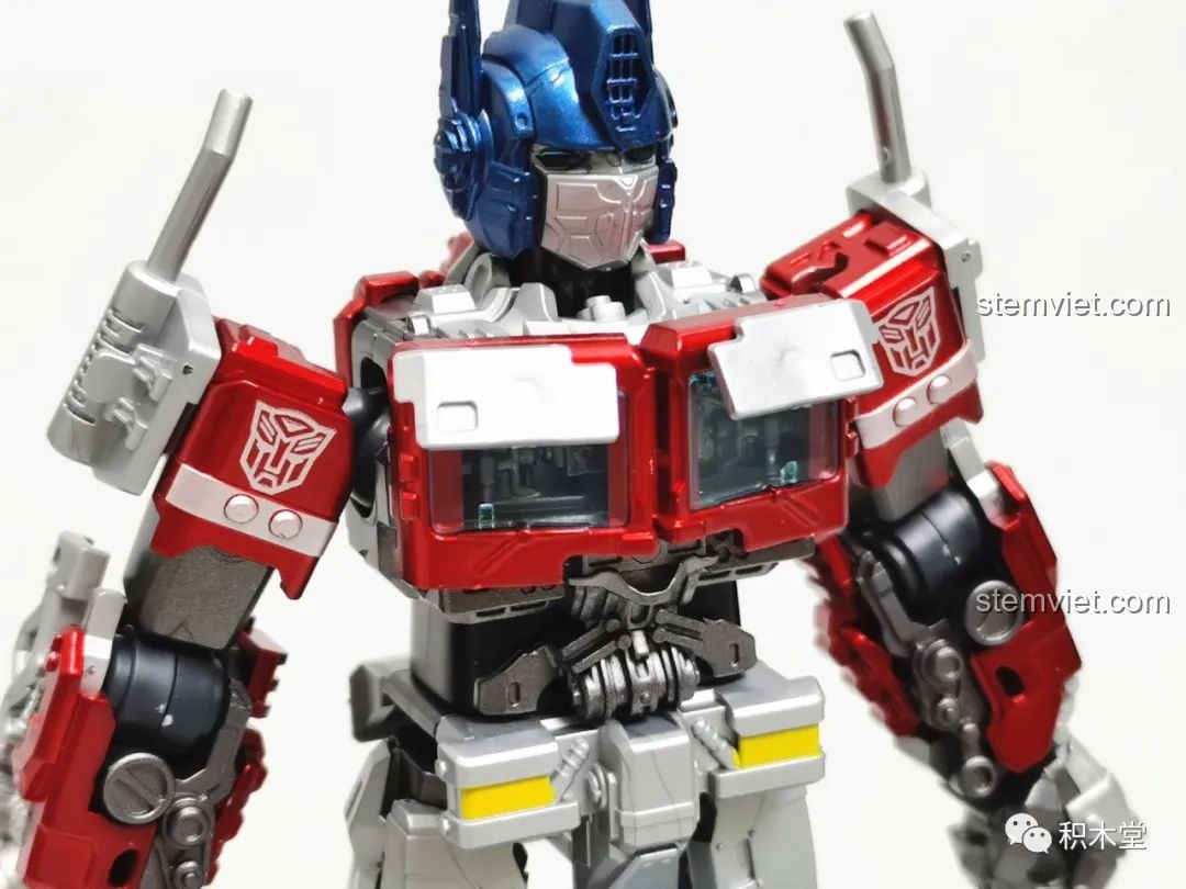 Mô hình Blokees 71147 Optimus Prime EX với phần giáp ngực mở ra, để lộ các chi tiết máy móc bên trong được khắc họa tỉ mỉ và chân thực.