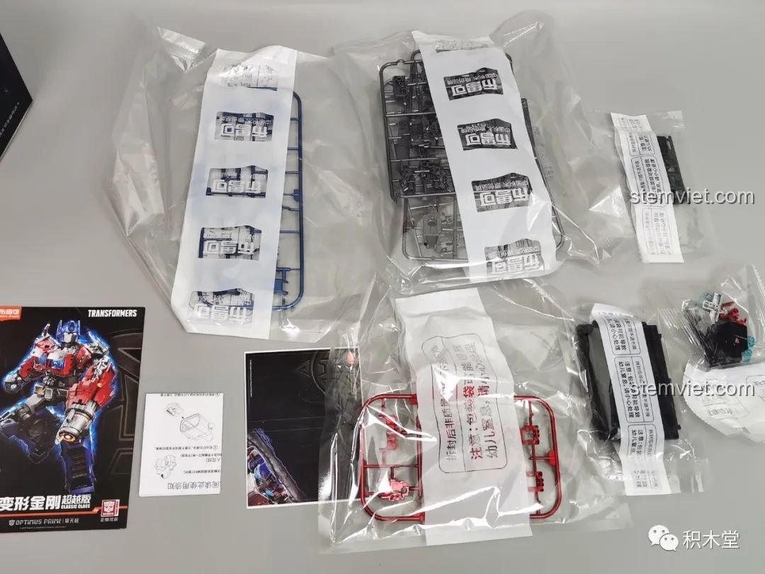 Toàn bộ các túi mảnh ghép và hướng dẫn lắp ráp bên trong hộp Blokees 71147, sẵn sàng cho việc lắp ráp mô hình Optimus Prime và Primal.
