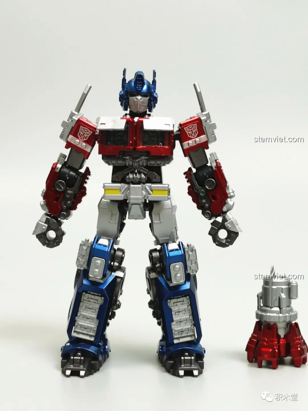 Mô hình Blokees 71147 Optimus Prime EX đã hoàn thành, đứng thẳng với súng tay và đế trưng bày, thể hiện độ chi tiết cao.