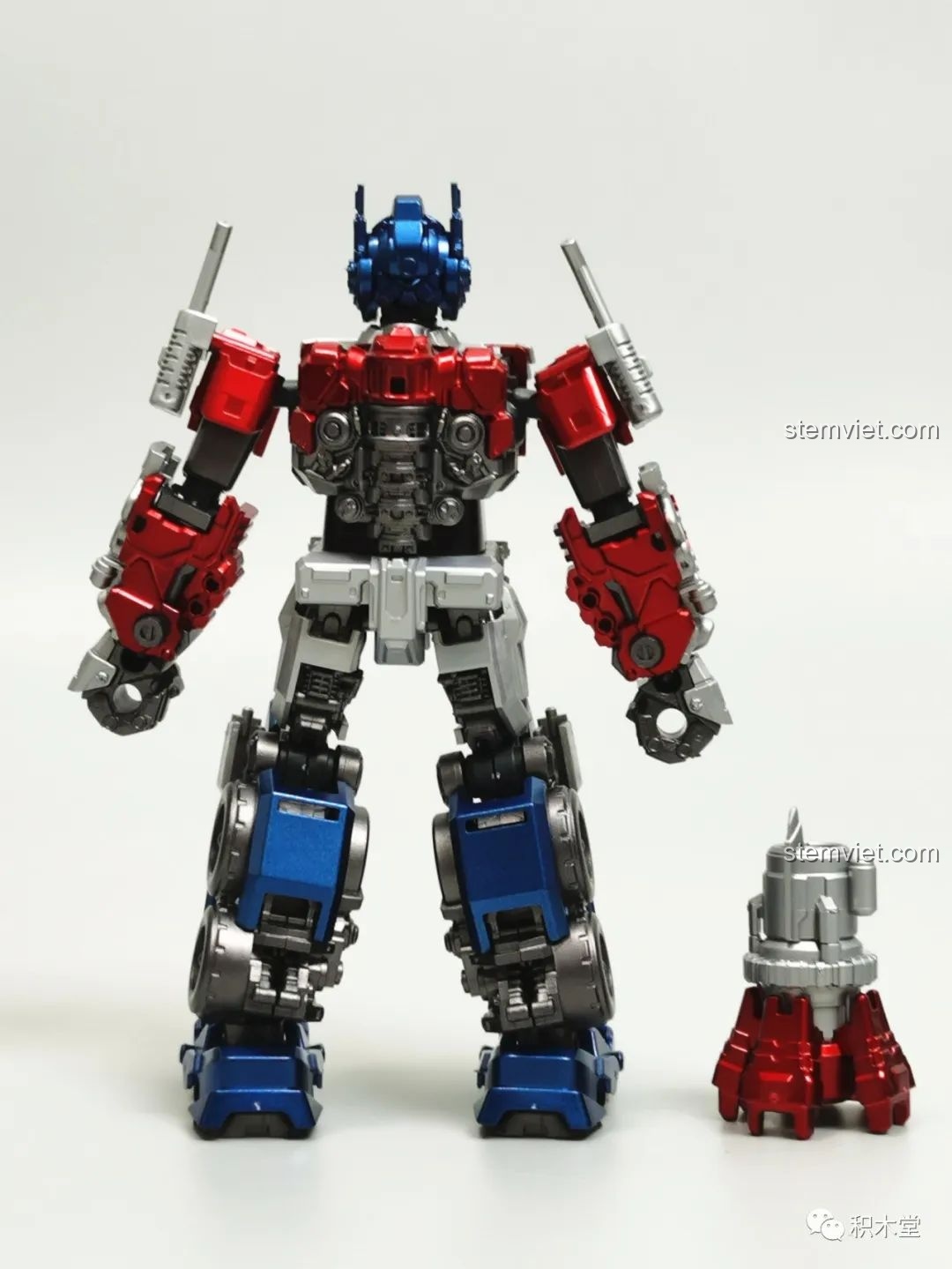 Mặt sau của mô hình Blokees 71147 Optimus Prime EX, cho thấy các chi tiết cơ khí phức tạp và độ hoàn thiện cao từ mọi góc độ.