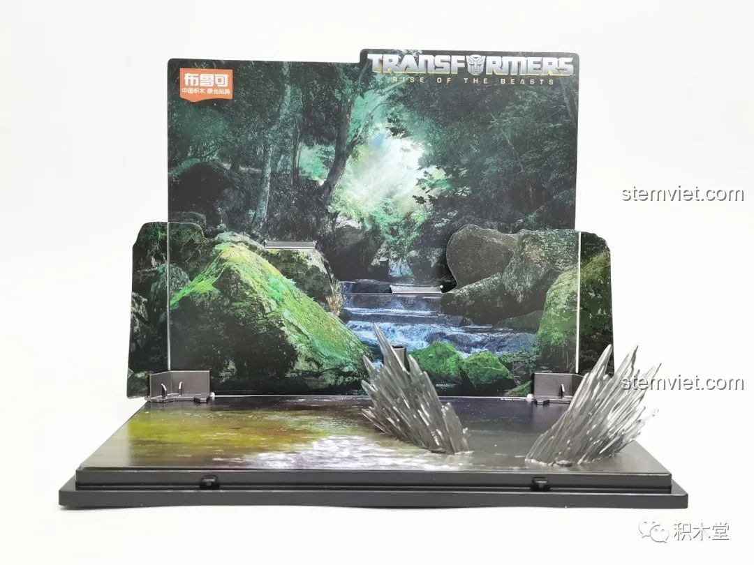 Mô hình Blokees 71147 Optimus Prime EX và Primal dạng robot trên diorama rừng rậm, tạo cảnh chiến đấu đầy kịch tính với hiệu ứng năng lượng.