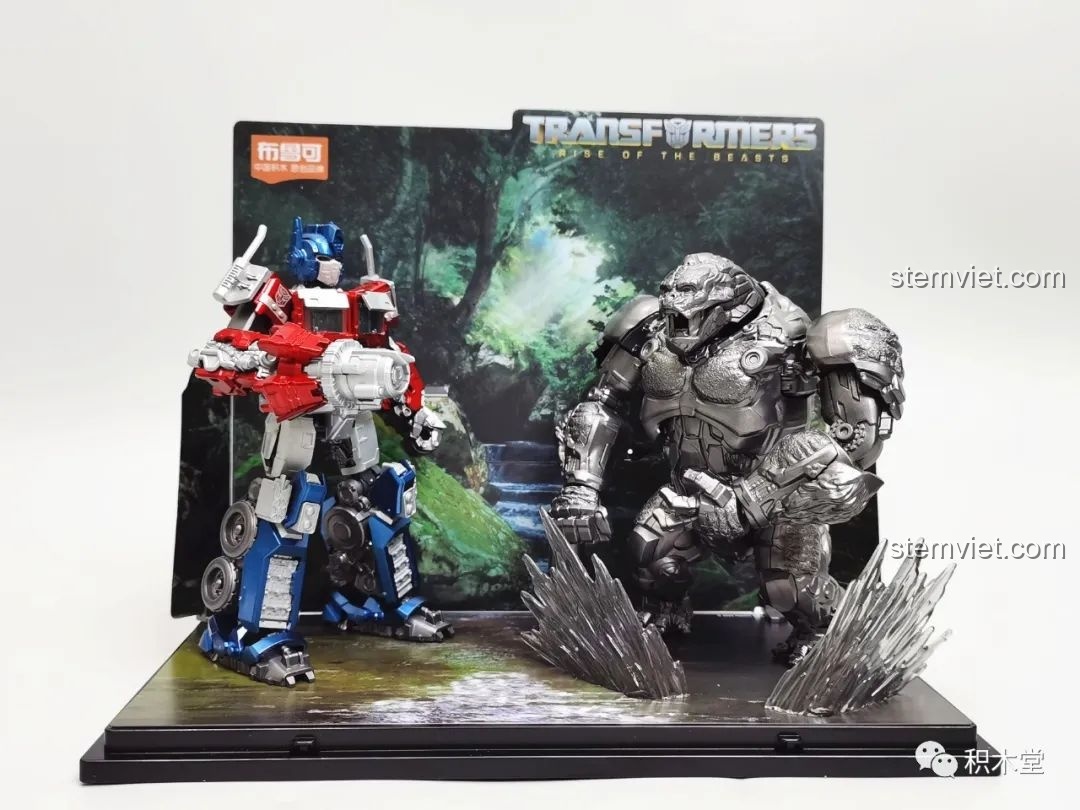 Mô hình Blokees 71147 Optimus Prime EX và Primal dạng robot trên diorama rừng rậm, từ góc nhìn khác, thể hiện sự tương tác và tư thế chiến đấu.