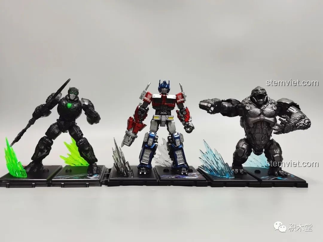 Mô hình Blokees 71147 Optimus Prime EX và Primal dạng thú trên diorama rừng rậm, tái hiện cảnh gặp gỡ và đối đầu trong phim Transformers.