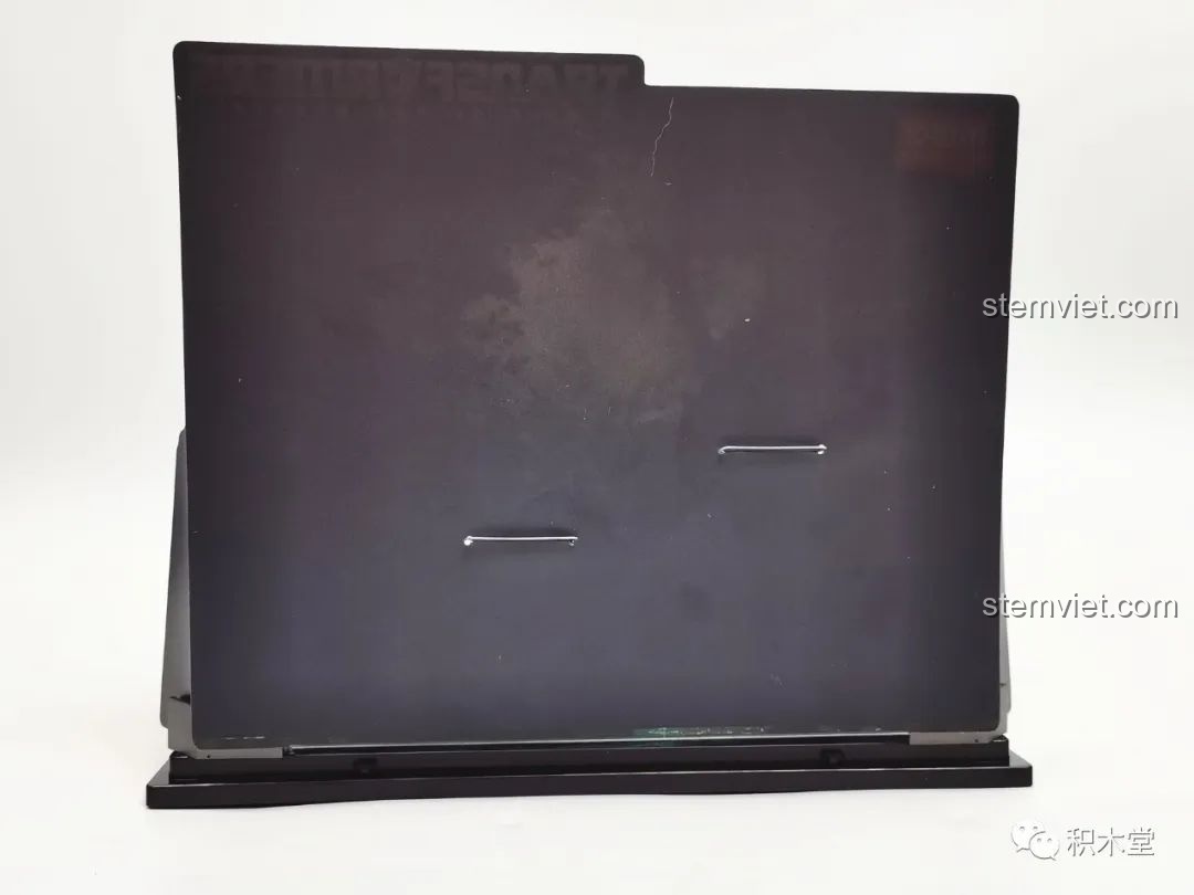 Mô hình Blokees 71147 Optimus Prime EX và Primal dạng thú trên diorama rừng rậm, từ góc nhìn khác, làm nổi bật chi tiết cảnh quan và hiệu ứng năng lượng.