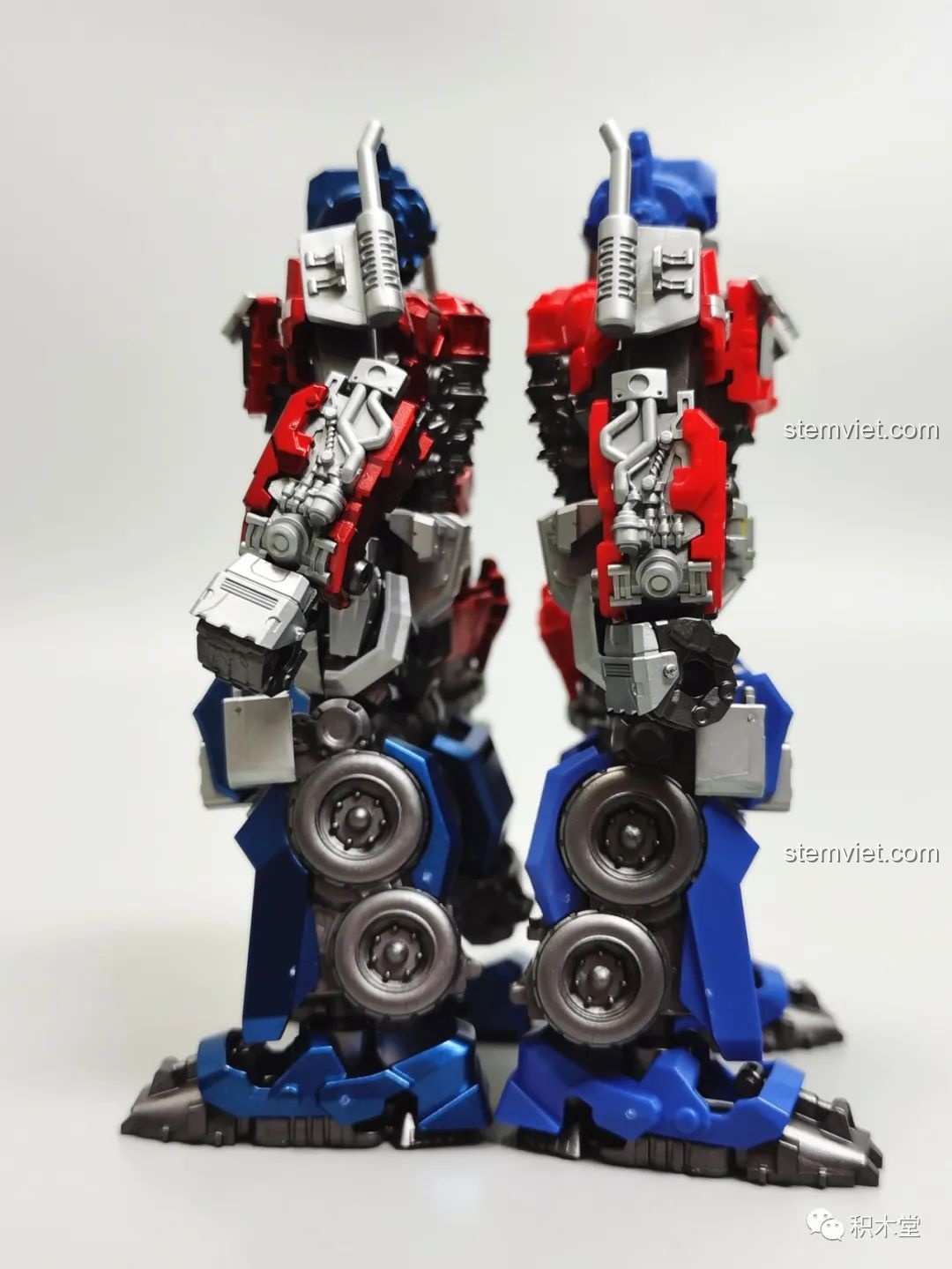 Cận cảnh bộ phận pin và mạch điện nhỏ gọn của mô hình Blokees Primal, cho thấy cơ chế phát sáng được tích hợp tinh tế.