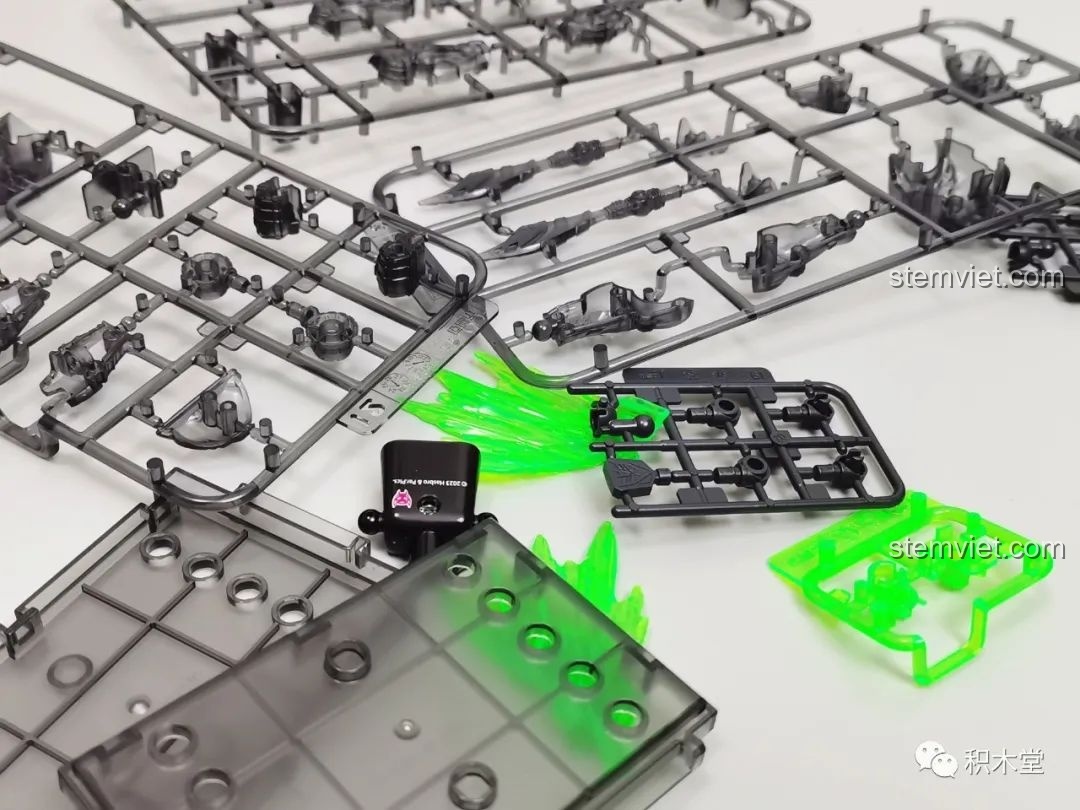 Mô hình Blokees 71147 Primal dạng robot đã hoàn thành, với chất liệu trong suốt màu đen và chi tiết phát sáng màu xanh lá cây.