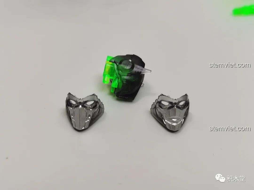 Mặt sau của mô hình Blokees 71147 Primal dạng robot, cho thấy các chi tiết cơ khí và độ hoàn thiện tỉ mỉ từ mọi góc độ.