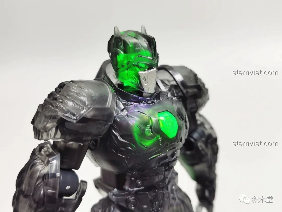 Mô hình Blokees 71147 Primal dạng robot đứng trên đế trưng bày với vũ khí song đao, tạo tư thế chiến đấu dũng mãnh và ấn tượng.