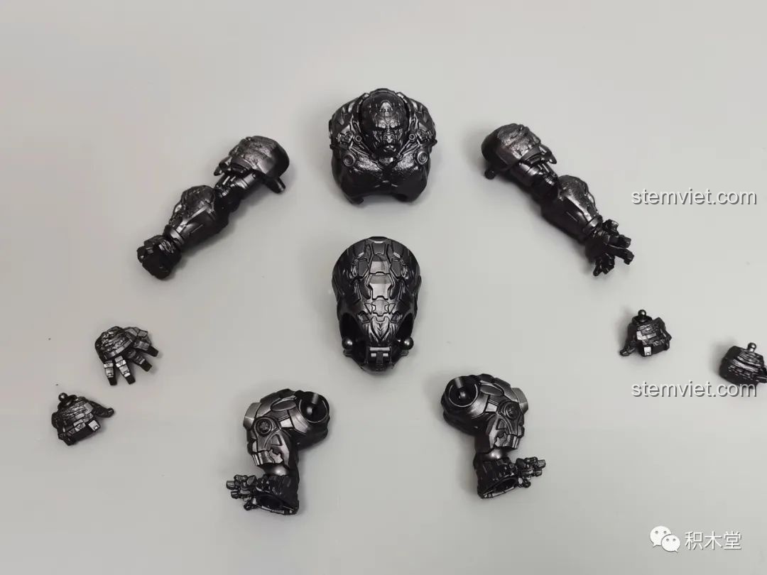 Mặt sau của mô hình Blokees 71147 Primal dạng thú, cho thấy các chi tiết cơ bắp và khớp nối được hoàn thiện tỉ mỉ từ mọi góc độ.