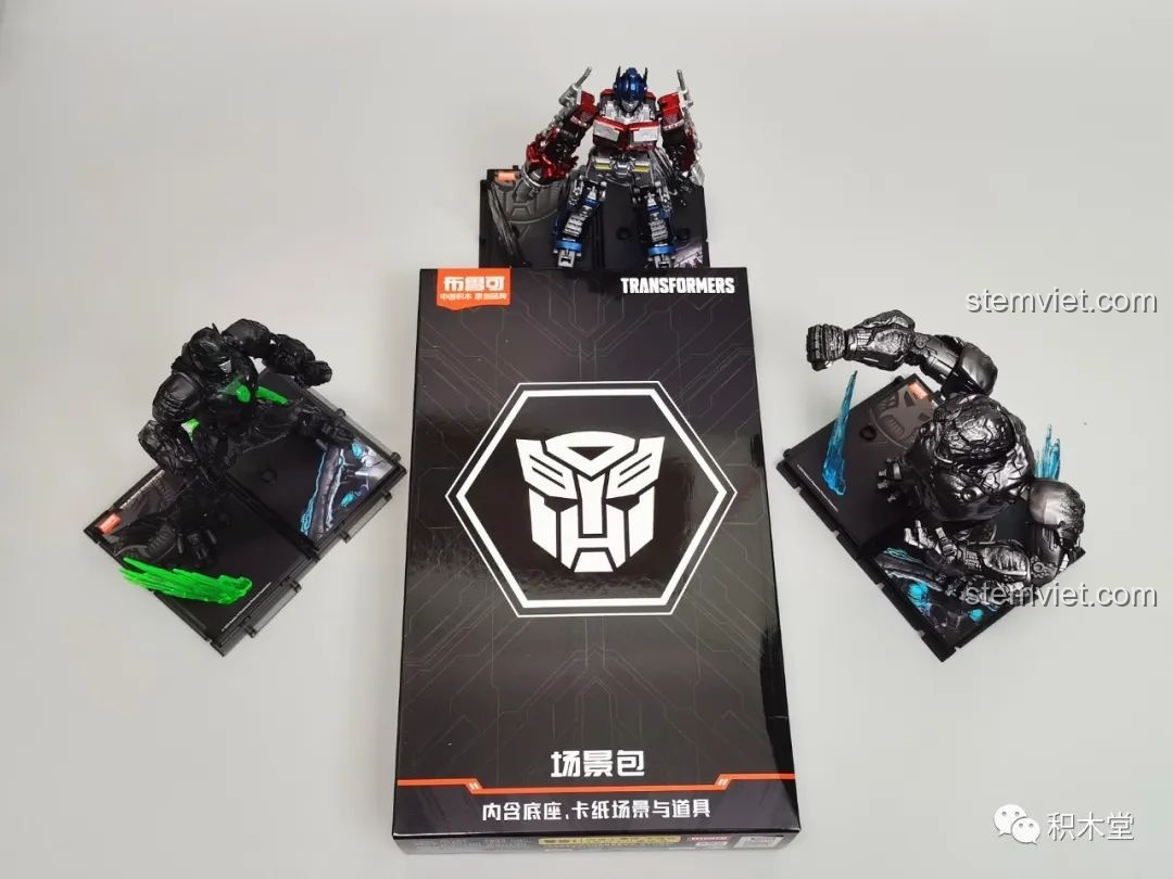 Mô hình Blokees 71147 Primal dạng thú và Primal dạng robot trên diorama rừng rậm, thể hiện sự đa dạng của bộ sản phẩm và khả năng trưng bày.