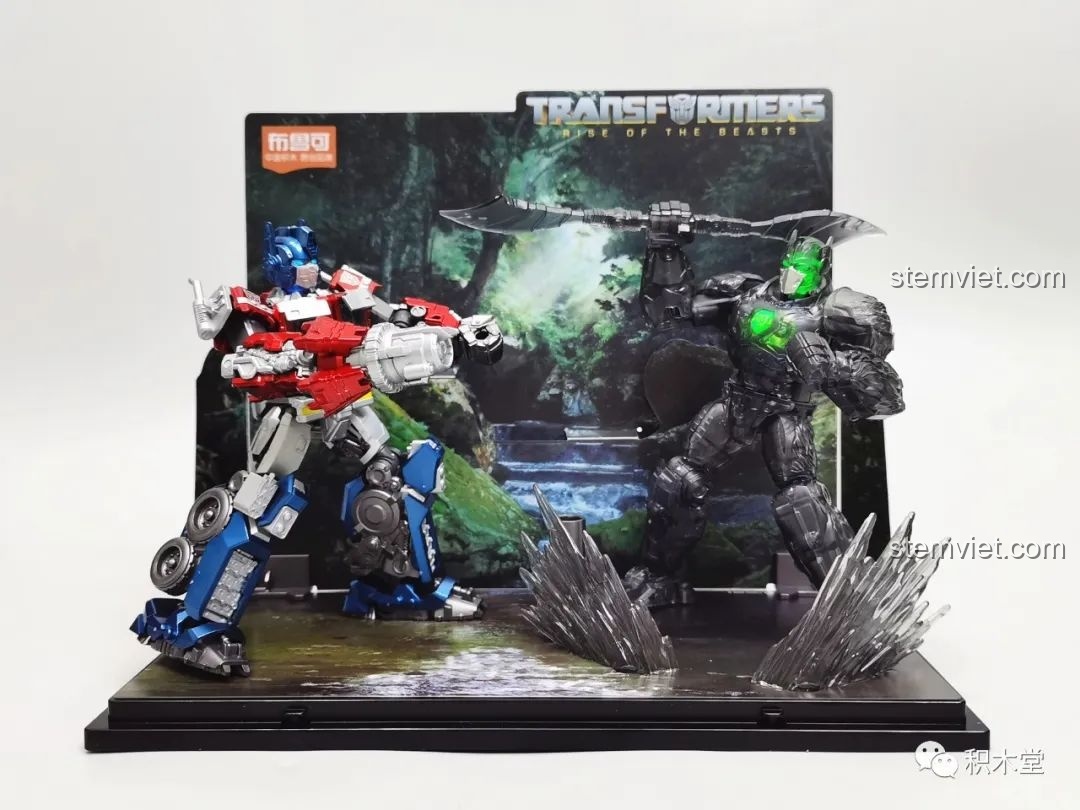 Mô hình Blokees 71147 Primal dạng thú và Primal dạng robot trên diorama rừng rậm, từ góc nhìn khác, làm nổi bật chi tiết mô hình và hiệu ứng năng lượng.