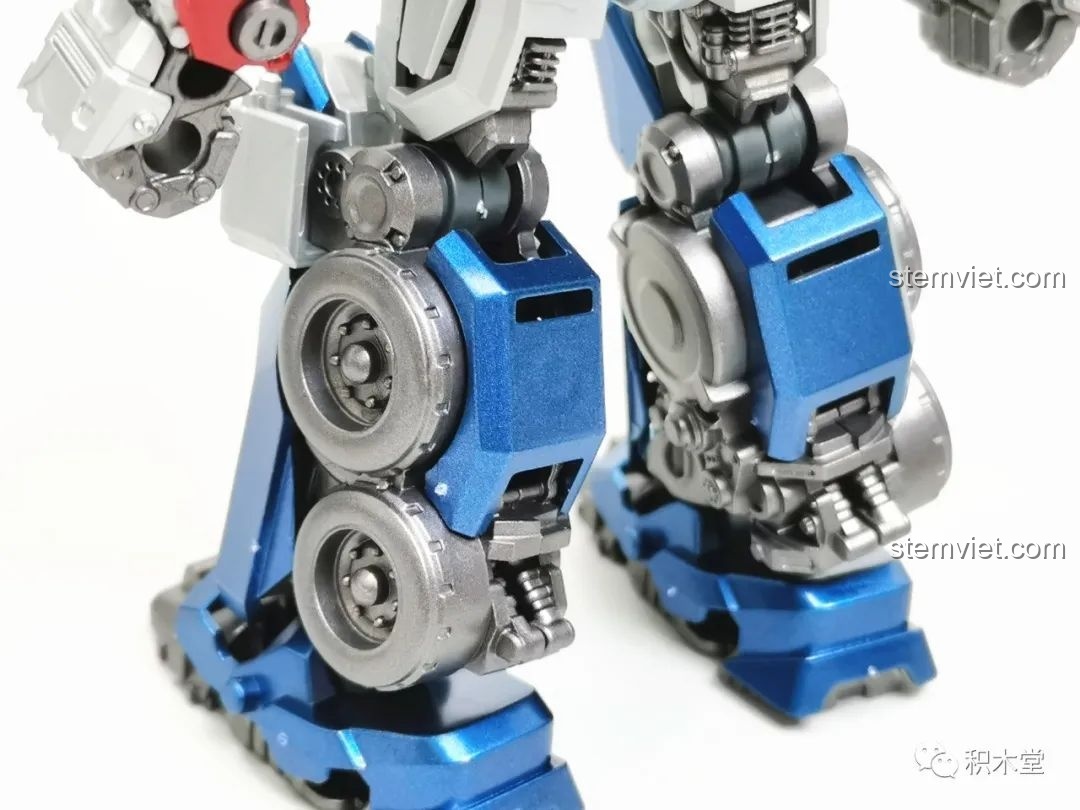 So sánh hai mô hình Blokees Optimus Prime, một bản thường và một bản EX, cho thấy sự khác biệt rõ rệt về lớp sơn và độ bóng của vật liệu.