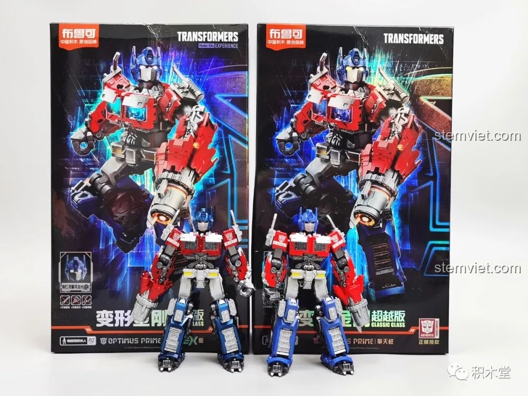 Cận cảnh hai mô hình Blokees Optimus Prime, bản thường và EX, với đôi mắt phát sáng, làm nổi bật sự khác biệt về chất liệu và độ hoàn thiện bề mặt.