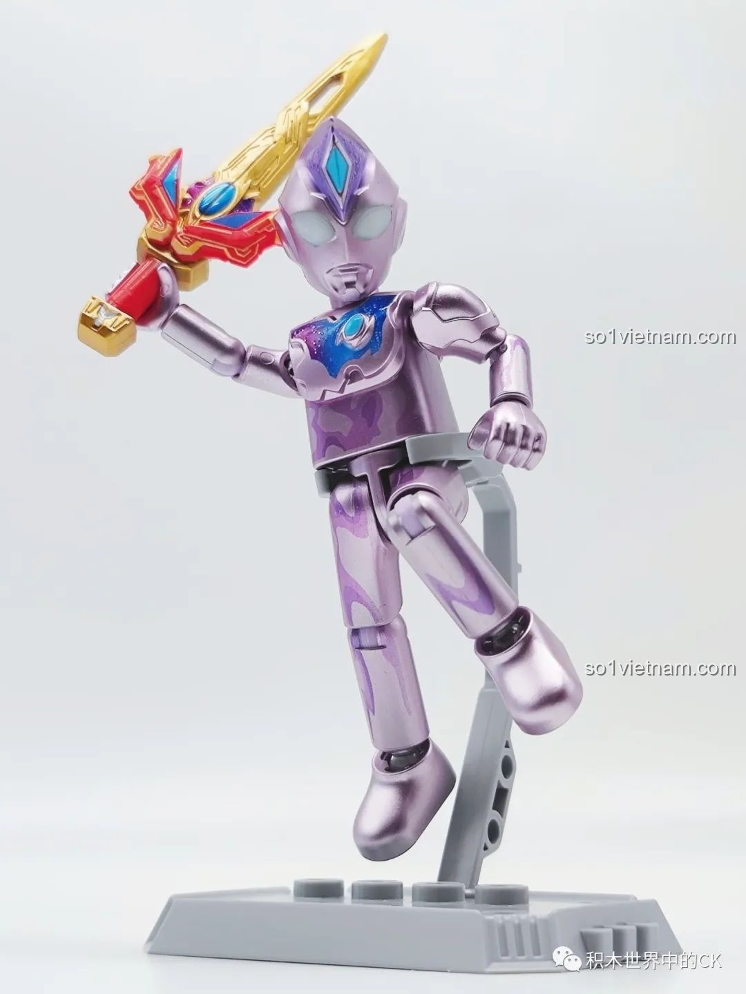 Mô hình Ultraman tím của BLOKEES 71221 cầm thanh kiếm vàng