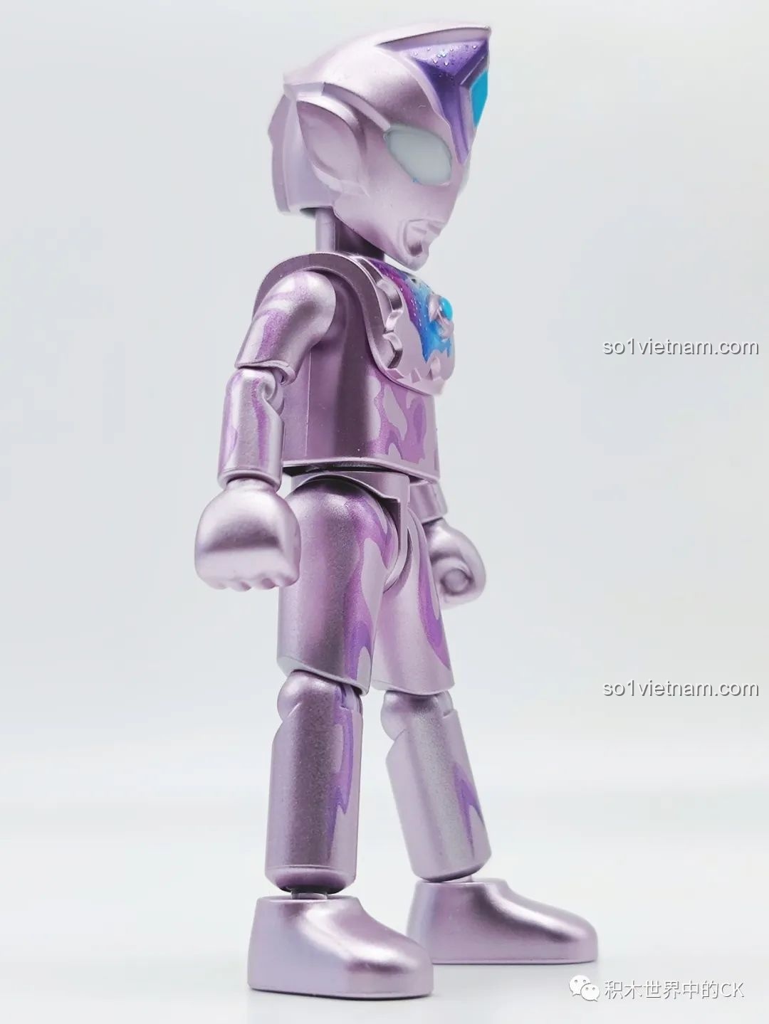 Mô hình Ultraman tím lấp lánh của BLOKEES 71221 nhìn từ bên cạnh