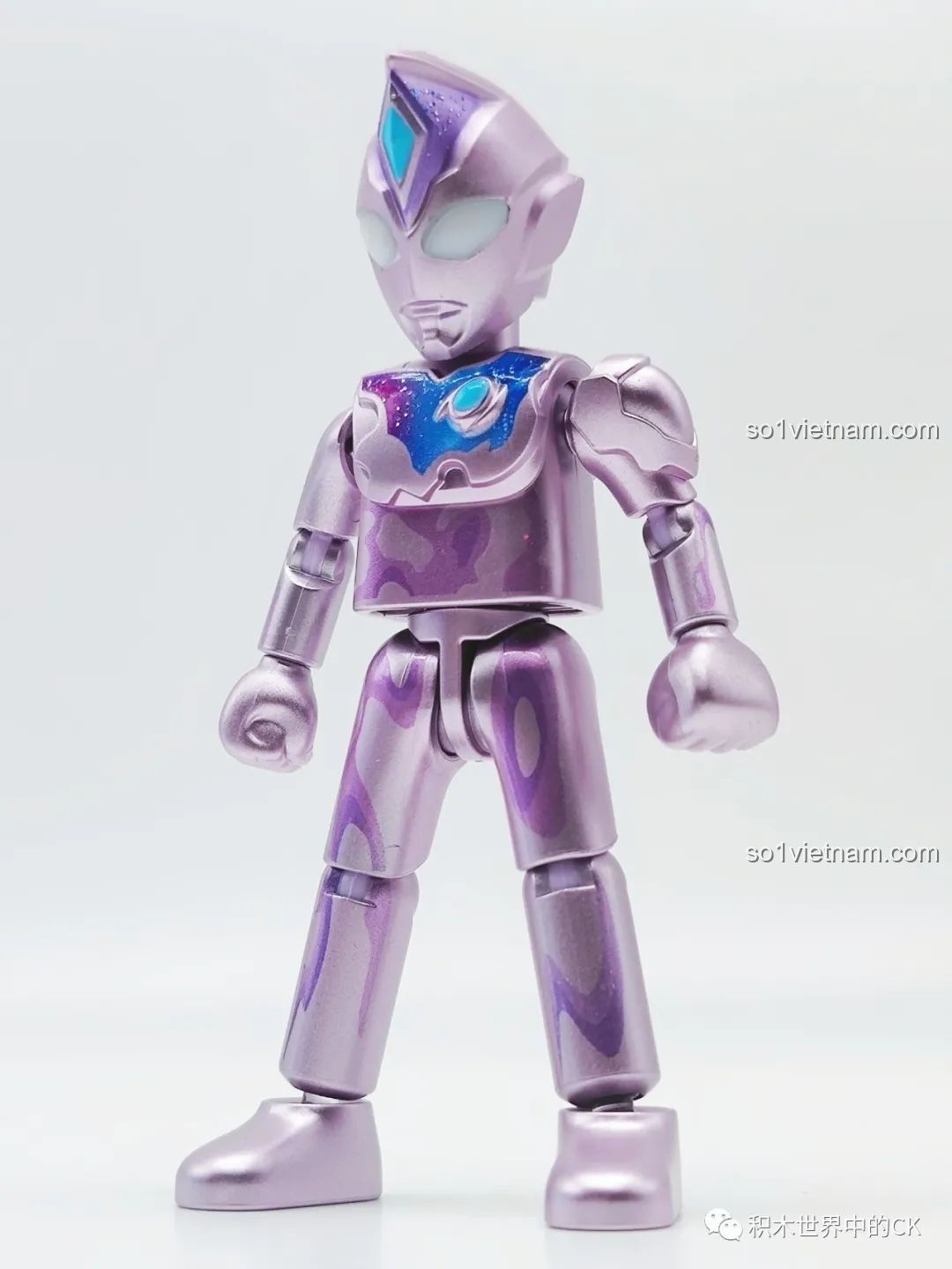 Mô hình Ultraman tím lấp lánh của BLOKEES 71221 nhìn từ phía trước