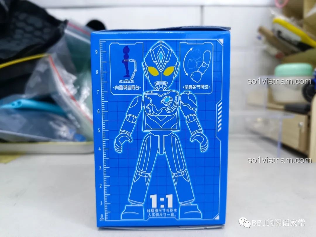 Mặt bên hộp BLOKEES 71221 Ultraman hiển thị sơ đồ kích thước và các khớp cử động linh hoạt của figure, cho thấy khả năng tạo dáng đa dạng.