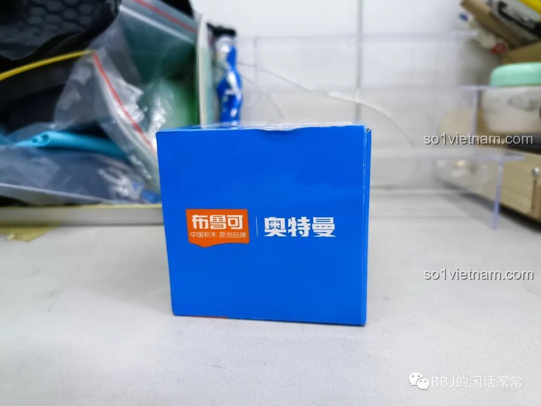 Mặt trên hộp BLOKEES 71221 Ultraman với logo hãng, thể hiện sự đơn giản nhưng tinh tế trong thiết kế bao bì sản phẩm.