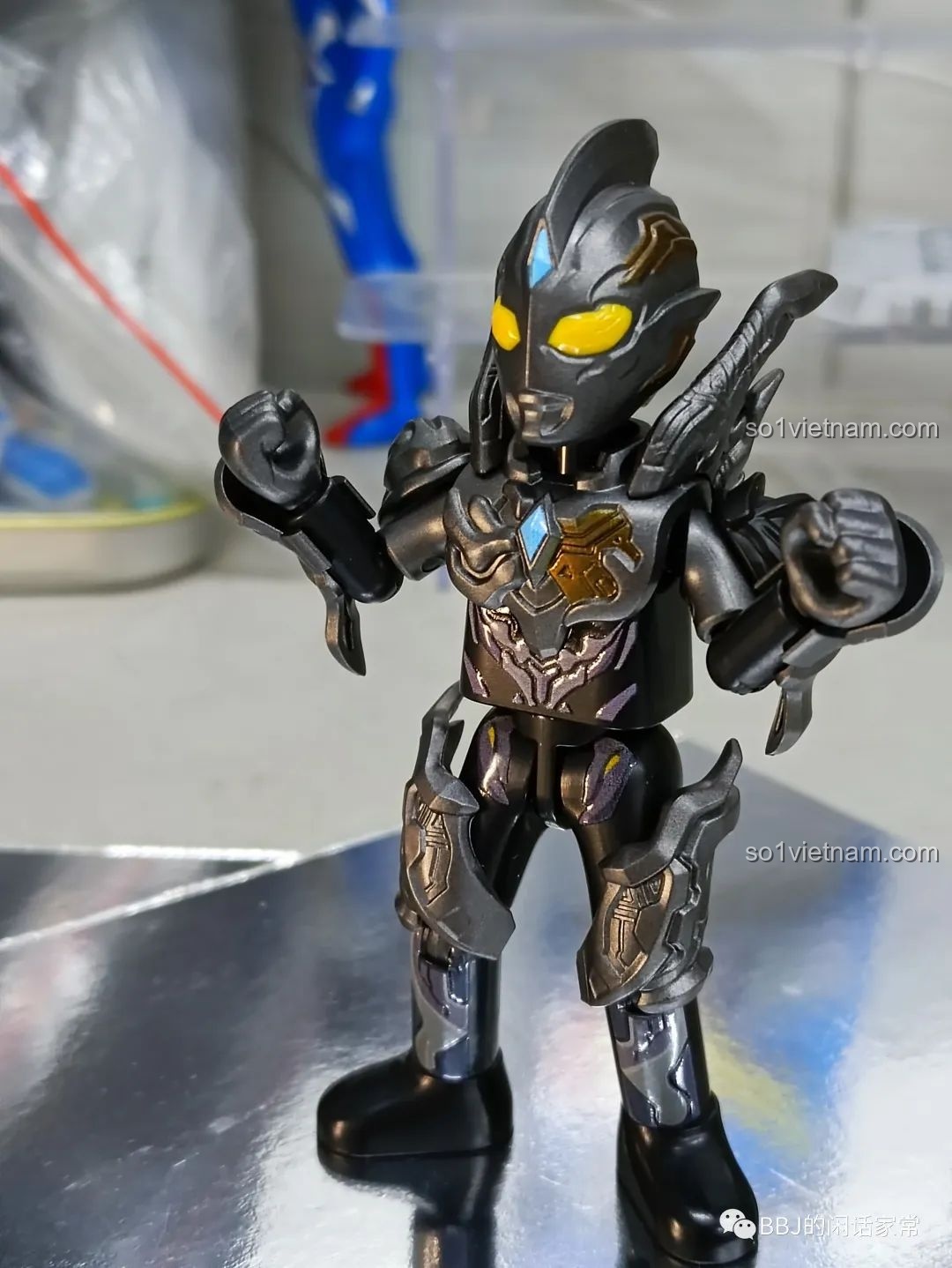 Cận cảnh figure Dark Trigger BLOKEES 71221 Ultraman, nổi bật với chi tiết giáp tỉ mỉ, mắt vàng rực rỡ và các đường vân tinh xảo, thể hiện chất lượng cao.