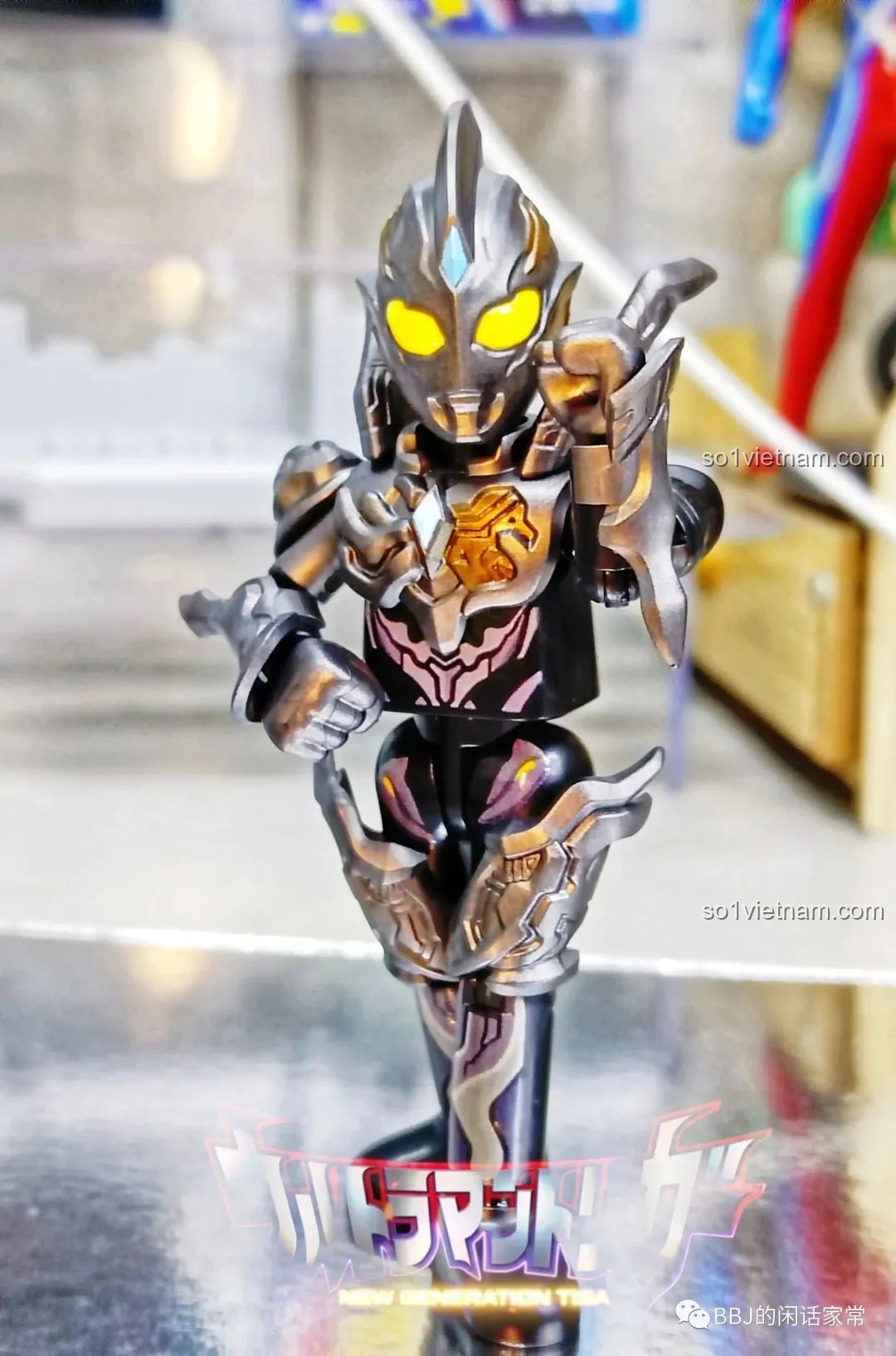 Cận cảnh khuôn mặt figure Dark Trigger BLOKEES 71221 Ultraman, tập trung vào đôi mắt vàng rực và phần đầu được thiết kế sắc sảo.