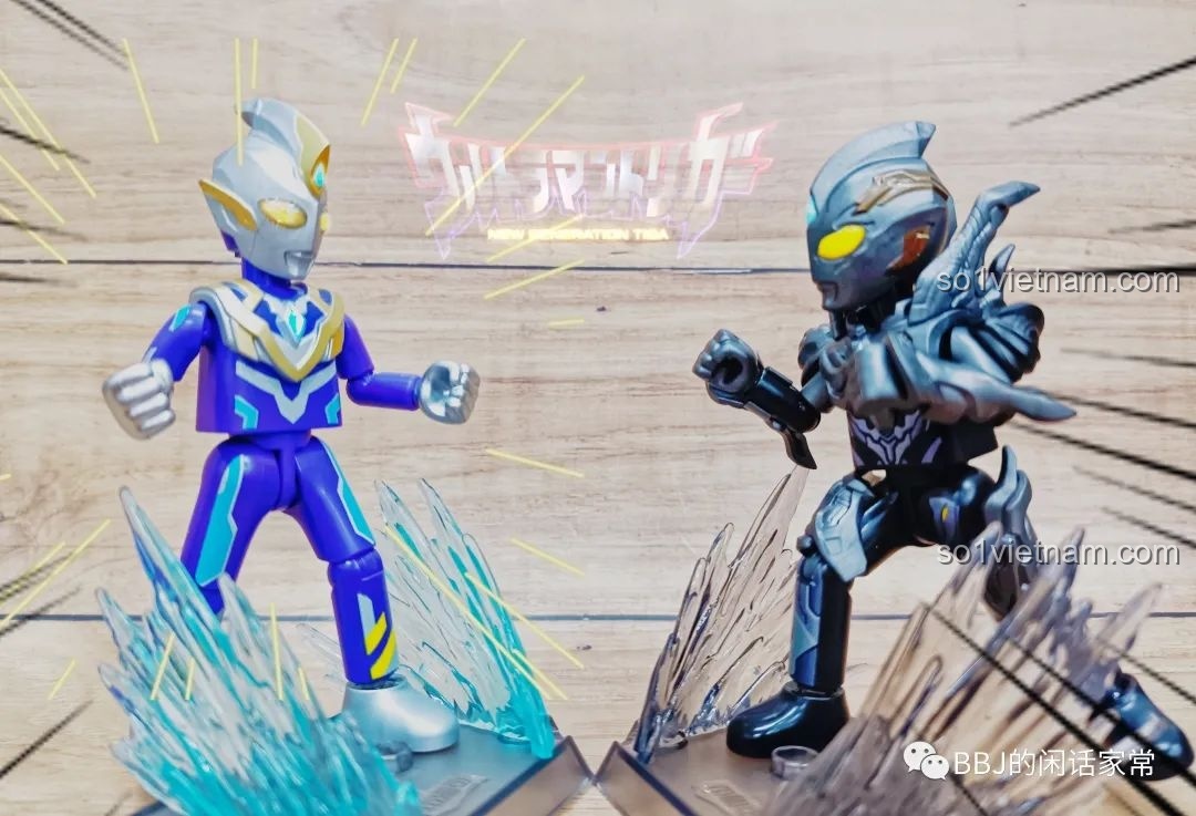 Cảnh chiến đấu giữa hai figure Ultraman, bao gồm Dark Trigger BLOKEES 71221, với hiệu ứng năng lượng, tạo nên một khoảnh khắc đầy kịch tính.