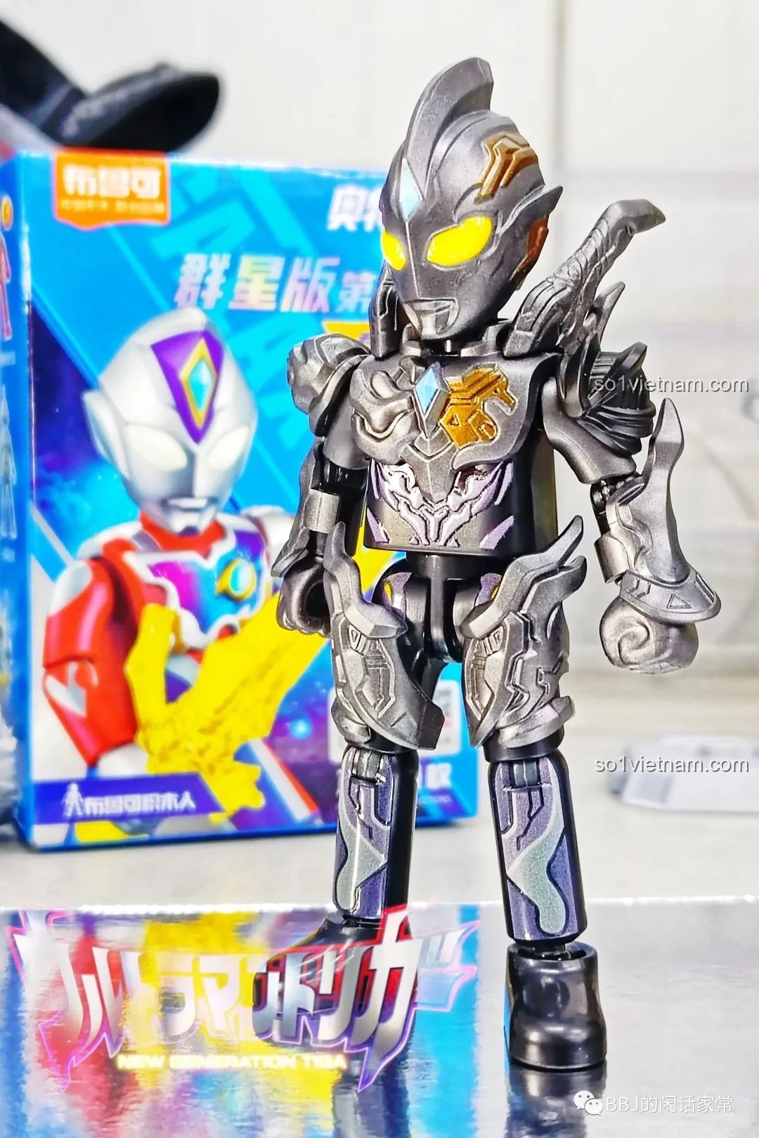 Figure Dark Trigger BLOKEES 71221 Ultraman từ góc thấp, tạo cảm giác hùng vĩ và mạnh mẽ, phô diễn sự uy nghi của siêu nhân.
