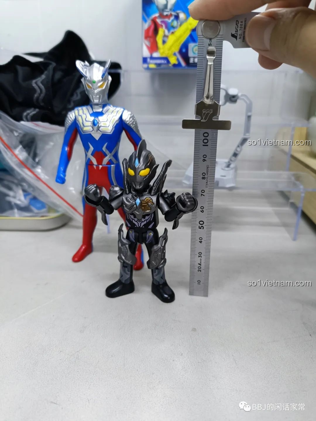 Figure Dark Trigger từ BLOKEES 71221 Ultraman được đo kích thước, cho thấy chiều cao khoảng 8cm, phù hợp để trưng bày cùng các figure khác.