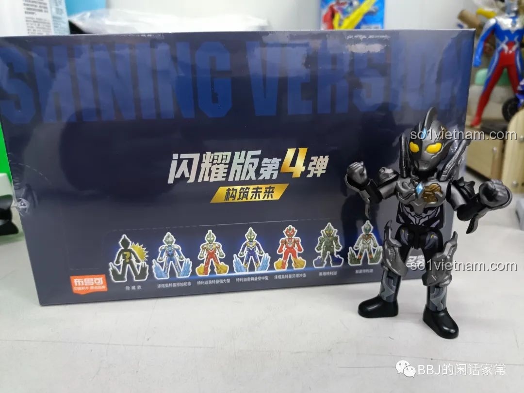 Figure Dark Trigger BLOKEES 71221 Ultraman đứng trước một hộp sản phẩm khác, gợi ý về khả năng mở rộng bộ sưu tập với các series khác.