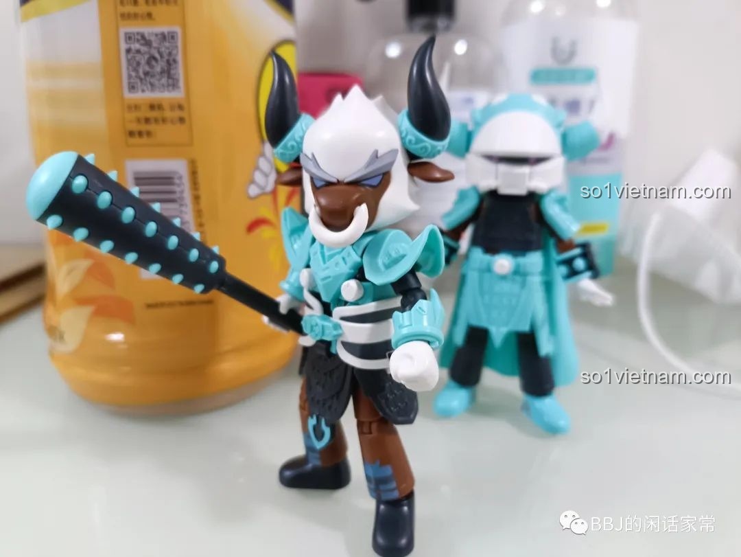 Mô hình Ngưu Ma Vương BLOKEES 85002 đứng cạnh hộp sản phẩm.