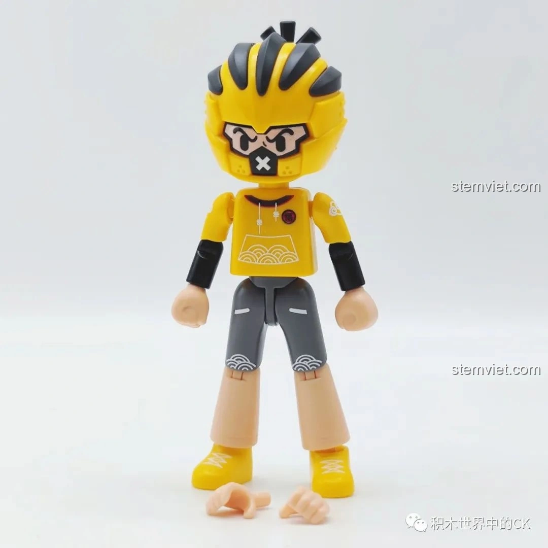 Minifigure Tôn Ngộ Không trong bộ đồ chơi BLOKEES 85008 Tôn Ngộ Không Xe Bay Tề Thiên, với thiết kế hiện đại, khớp nối linh hoạt và có thể thay đổi tay. Một nhân vật Tôn Ngộ Không độc đáo cho bé trai 8+.