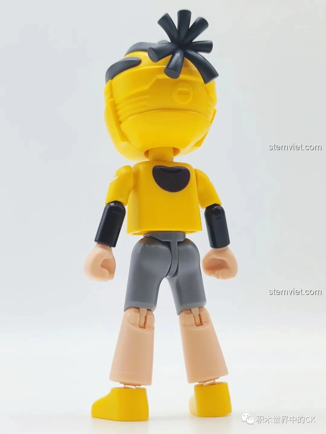 Minifigure Tôn Ngộ Không của bộ đồ chơi BLOKEES 85008 Tôn Ngộ Không Xe Bay Tề Thiên, chụp từ phía sau, cho thấy chi tiết mũ và trang phục. Một cái nhìn toàn diện về nhân vật Tôn Ngộ Không.