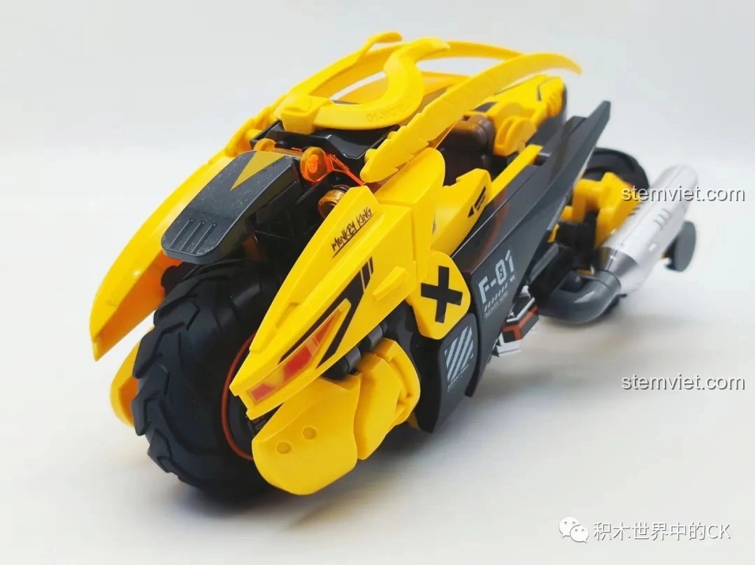 Mô hình xe bay Tề Thiên hoàn chỉnh của bộ đồ chơi BLOKEES 85008 Tôn Ngộ Không Xe Bay Tề Thiên, chụp từ phía trước, làm nổi bật đèn pha và bánh xe. Một bộ đồ chơi Xe Tôn Ngộ Không cho trẻ từ 8 tuổi rất chi tiết.