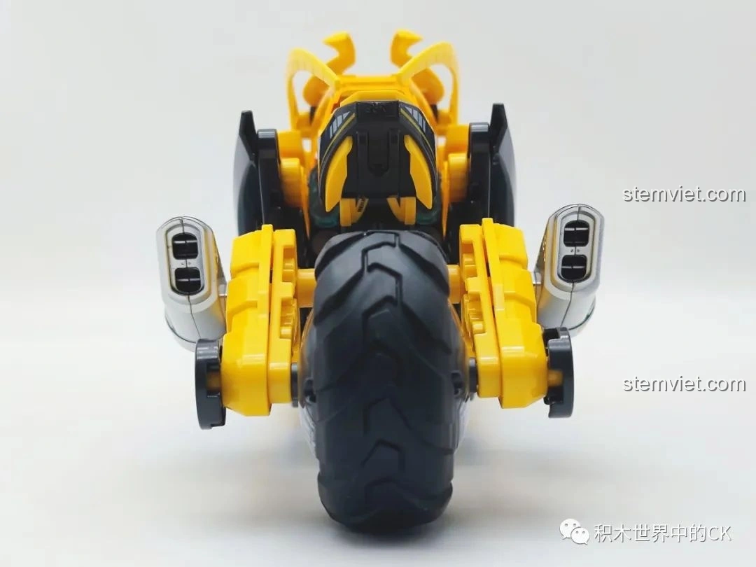 Mô hình xe bay Tề Thiên hoàn chỉnh của bộ đồ chơi BLOKEES 85008 Tôn Ngộ Không Xe Bay Tề Thiên, chụp trực diện từ phía sau, thể hiện độ rộng và cân đối của xe. Một bộ xếp hình Tôn Ngộ Không Xe Bay 008 đáng tiền.