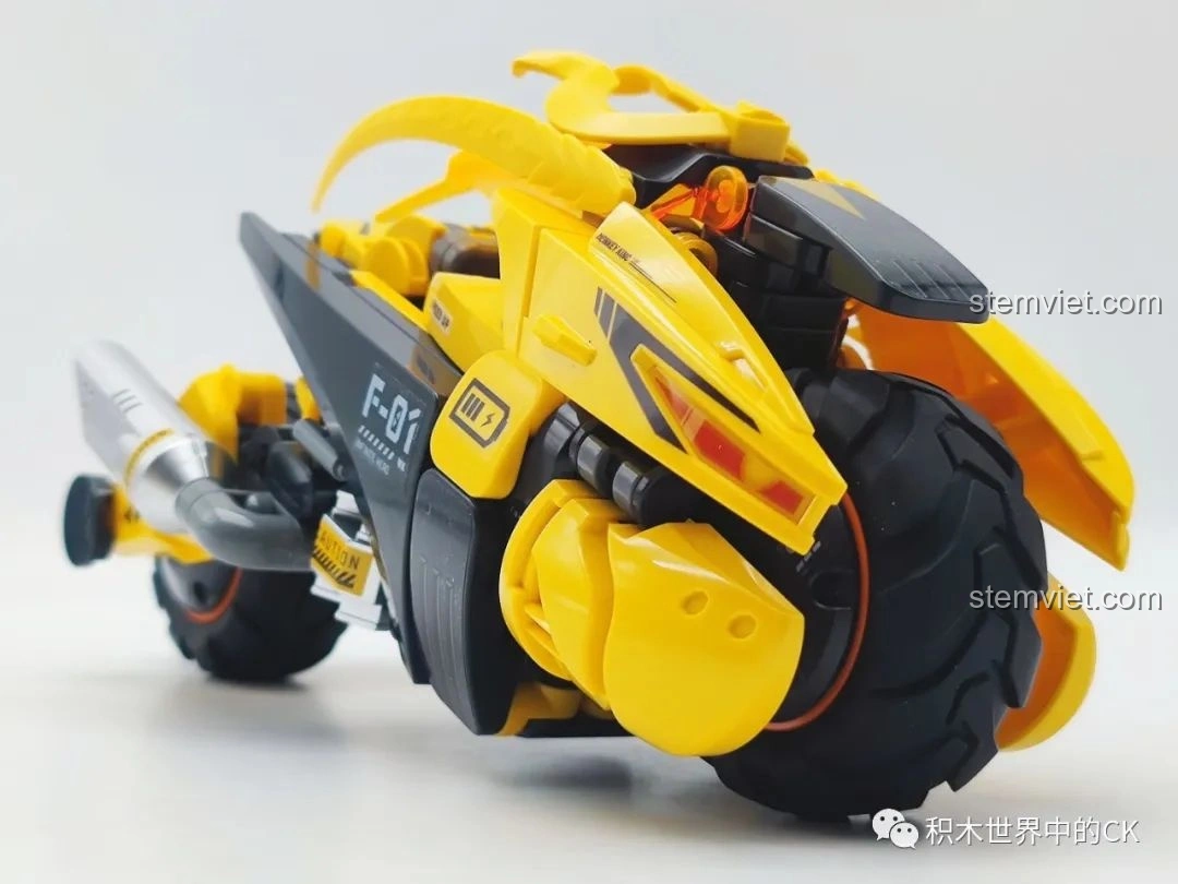 Mô hình xe bay Tề Thiên hoàn chỉnh của bộ đồ chơi BLOKEES 85008 Tôn Ngộ Không Xe Bay Tề Thiên, chụp từ góc chéo phía sau, làm nổi bật phần đuôi xe. Một bộ lắp ghép Mô hình Tôn Ngộ Không 008 chất lượng cao giá tốt.