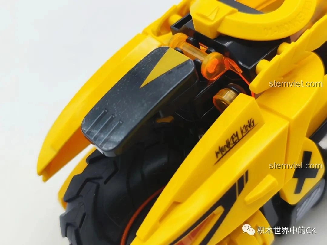 Cận cảnh phần cánh gió phía trên của mô hình xe bay Tề Thiên BLOKEES 85008 Tôn Ngộ Không Xe Bay Tề Thiên, có thể mở ra để tạo dáng bay lượn. Một tính năng độc đáo của bộ lắp ghép BLOKEES 008 Mô tô Tôn Ngộ Không.