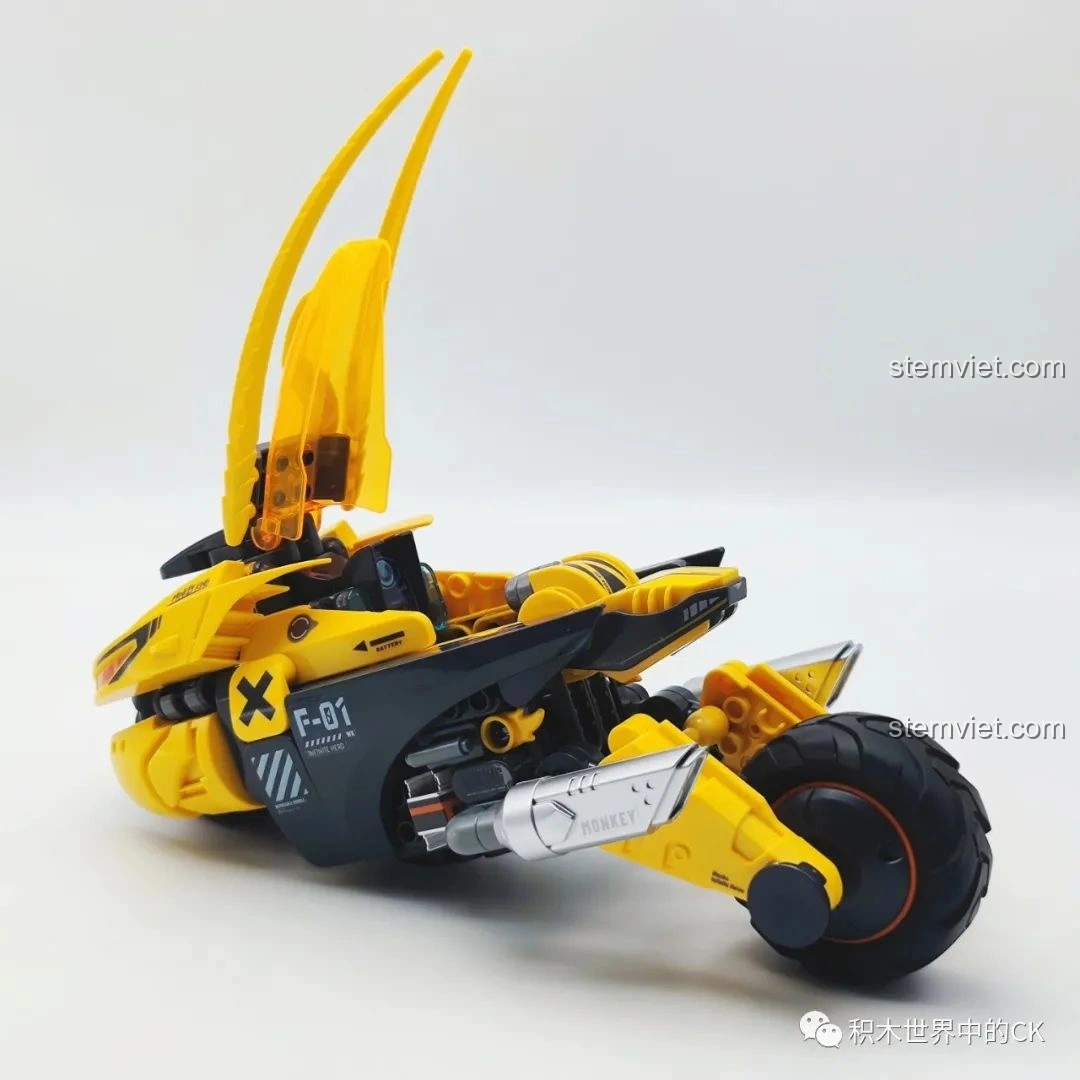 Cận cảnh vị trí ngồi của minifigure trên mô hình xe bay Tề Thiên BLOKEES 85008 Tôn Ngộ Không Xe Bay Tề Thiên, khớp hoàn hảo với thiết kế tổng thể của xe. Thể hiện sự tương thích của bộ lắp ghép BLOKEES 85008 Xe máy Tôn Ngộ Không.