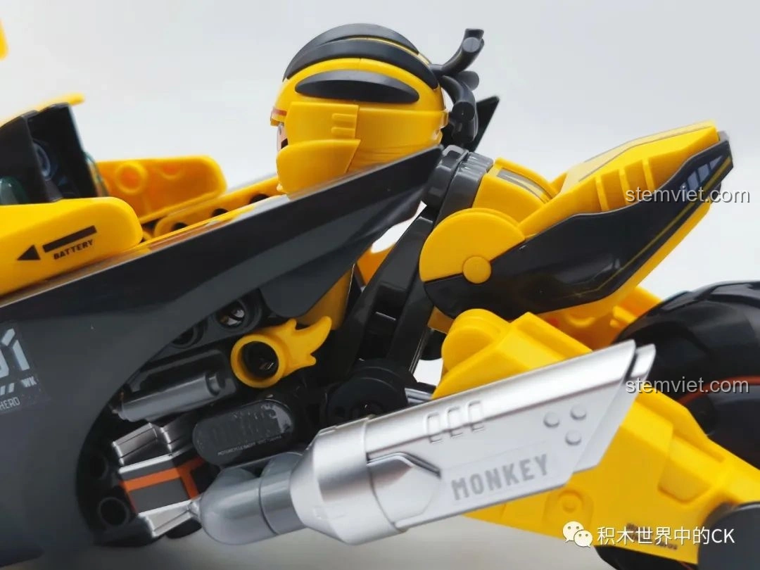 Mô hình xe bay Tề Thiên hoàn chỉnh của bộ đồ chơi BLOKEES 85008 Tôn Ngộ Không Xe Bay Tề Thiên, chụp từ bên hông với cánh gió mở, thể hiện tư thế bay. Một bộ đồ chơi mô hình Tôn Ngộ Không cho con trai 8+ với khả năng biến hình.