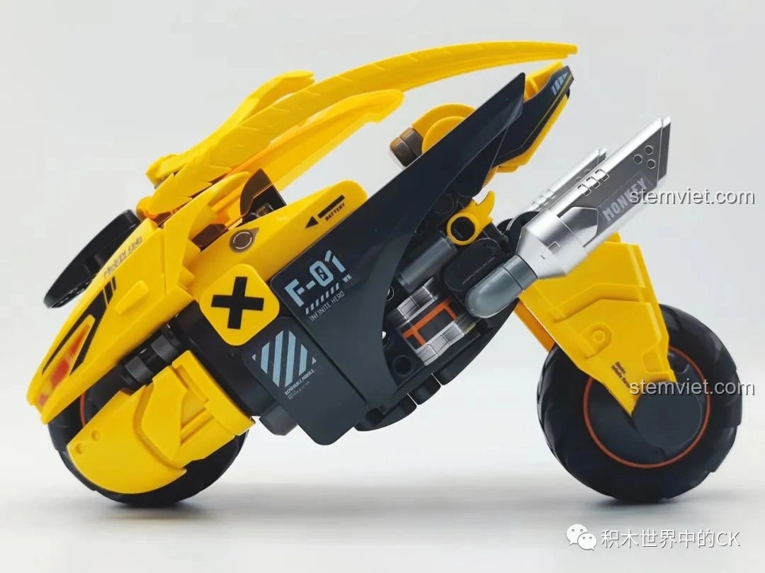 Minifigure Tôn Ngộ Không đứng cạnh mô hình xe bay Tề Thiên BLOKEES 85008 Tôn Ngộ Không Xe Bay Tề Thiên, thể hiện tỉ lệ hài hòa giữa nhân vật và phương tiện. Bộ đồ chơi lắp ráp Xe máy Tôn Ngộ Không 008 tiết kiệm không gian trưng bày.