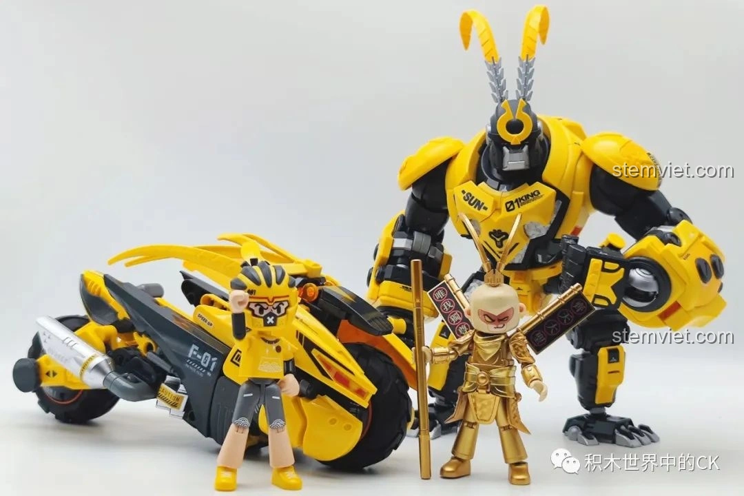 Minifigure Tôn Ngộ Không đứng cạnh mô hình xe bay Tề Thiên BLOKEES 85008 Tôn Ngộ Không Xe Bay Tề Thiên, tạo dáng sẵn sàng cho cuộc phiêu lưu mới. Một bộ đồ chơi mô hình Tôn Ngộ Không cho con trai 8+ đầy cảm hứng.