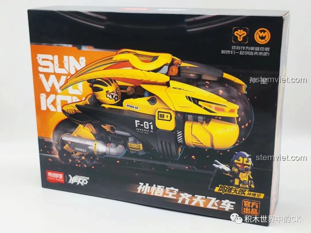 Hộp đồ chơi lắp ráp BLOKEES 85008 Tôn Ngộ Không Xe Bay Tề Thiên từ góc nhìn phía trước, nổi bật thiết kế hiện đại và nhân vật Tôn Ngộ Không cưỡi xe bay. Đây là một bộ đồ chơi mô hình Tôn Ngộ Không cho con trai 8+ rất đáng để khám phá.