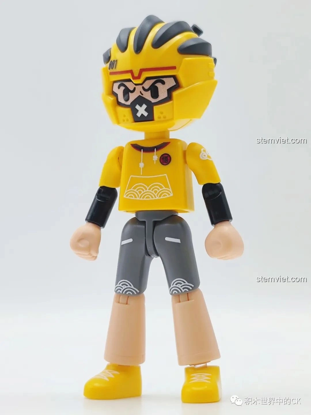 Minifigure Tôn Ngộ Không của bộ đồ chơi BLOKEES 85008 Tôn Ngộ Không Xe Bay Tề Thiên, chụp từ phía trước, làm nổi bật chi tiết trang phục và biểu cảm khuôn mặt. Một nhân vật Tôn Ngộ Không độc đáo cho bé trai 8+.