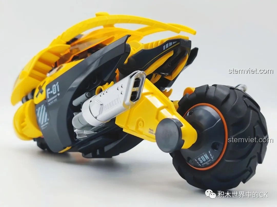 Mô hình xe bay Tề Thiên hoàn chỉnh của bộ đồ chơi BLOKEES 85008 Tôn Ngộ Không Xe Bay Tề Thiên, chụp từ phía sau, làm nổi bật bánh xe và ống xả. Một bộ lắp ghép Tôn Ngộ Không Xe Bay BLOKEES xịn giá rẻ.